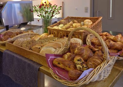 op ons ontbijtbuffet wordt alles kraakvers gebakken